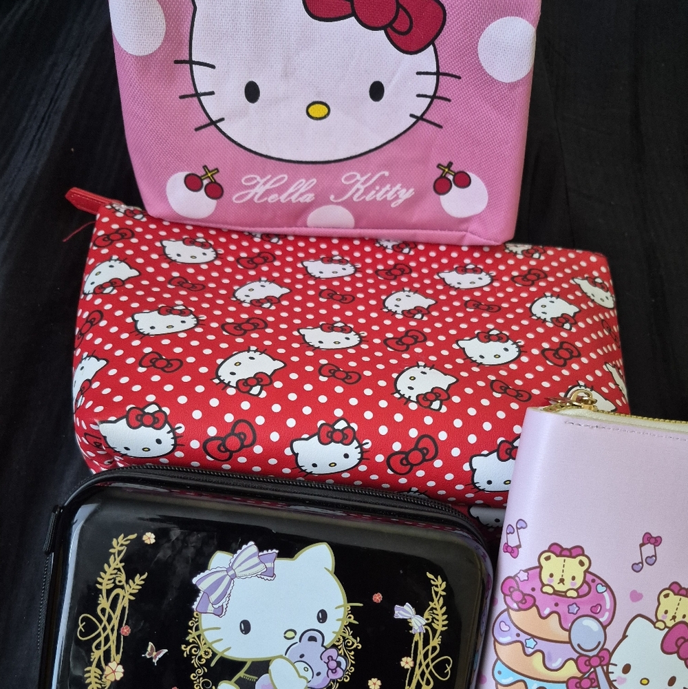 Hello Kitty Cosmetic Bag Set Each Bag Has A Treat Inside.